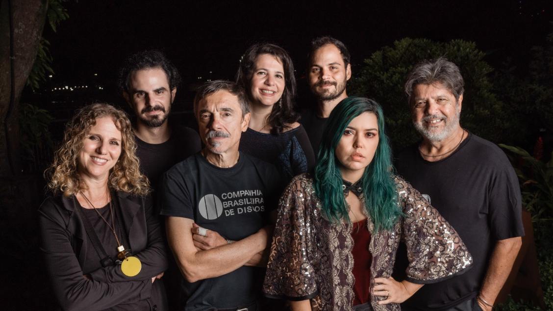 Sete Cabeças, “Revisitando Acústicos: Titãs, Rita Lee e Cassia Eller”  A banda comandada por Charles Gavin, ex baterista dos Titãs, e pelo produtor musical Luiz Brasil recria o repertório de álbuns “Acústico MTV” emblemáticos (foto do evento)